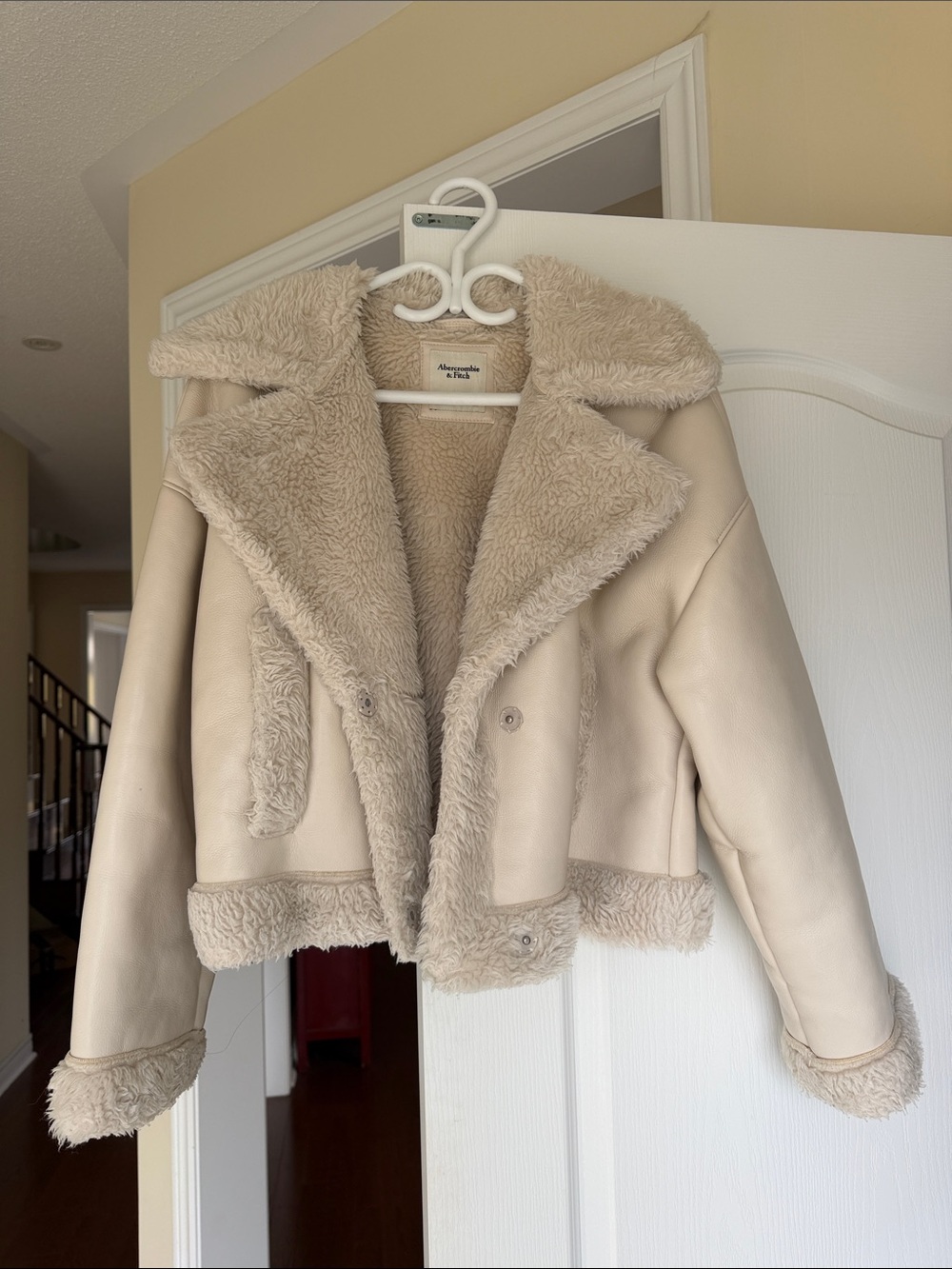 Abercrombie & Fitch Women's Beige Faux Shearling Cropped Jacket